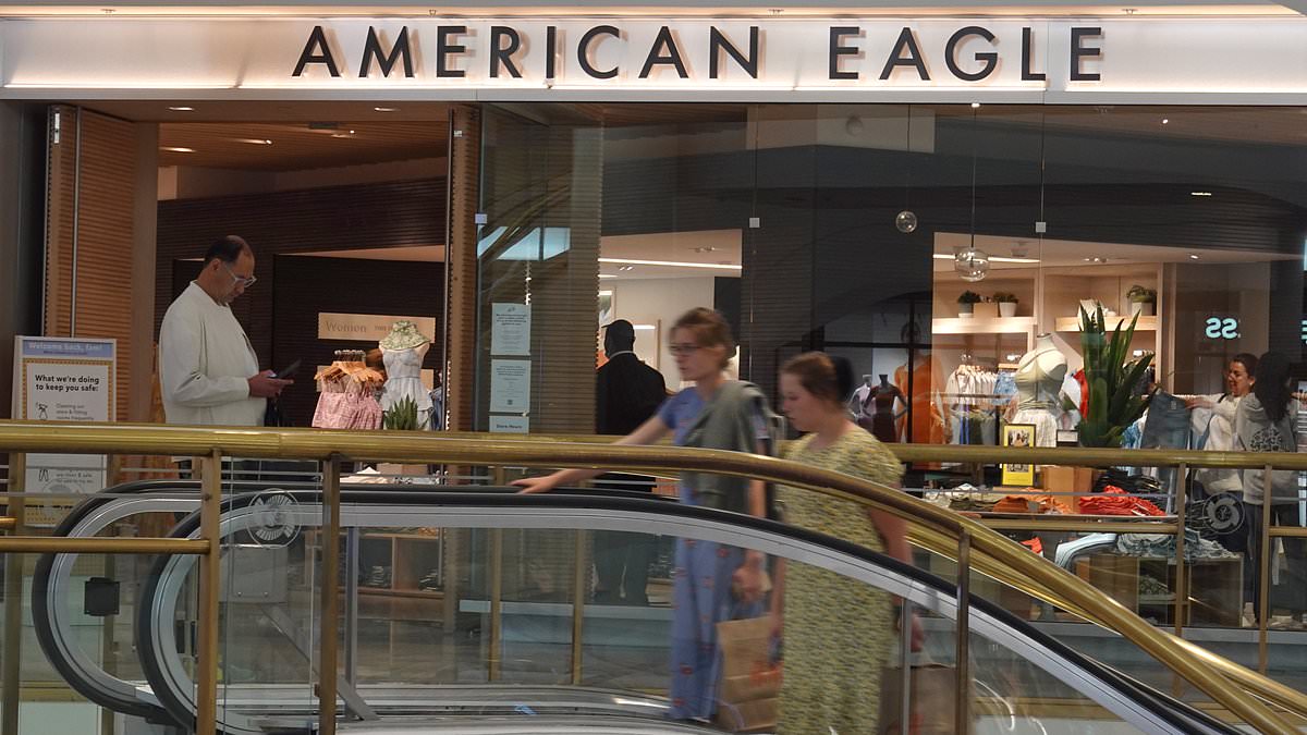 American Eagle announces it’s closing store at San Francisco’s dying downtown mall – with 52 staff set to lose jobs – citing ‘crime and neglect’ [Video]
