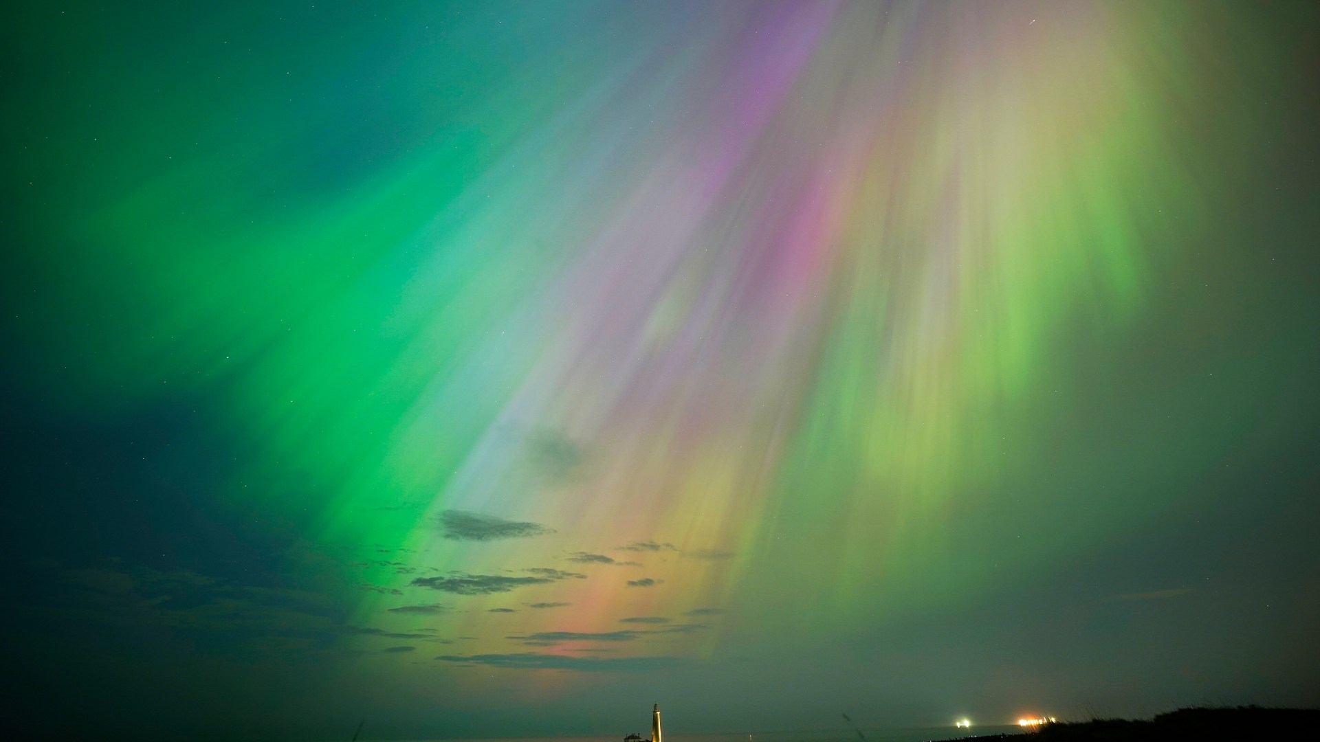 Northern Lights could be visible in UK AGAIN this week in latest sun blast to turn night’s sky green & purple [Video]
