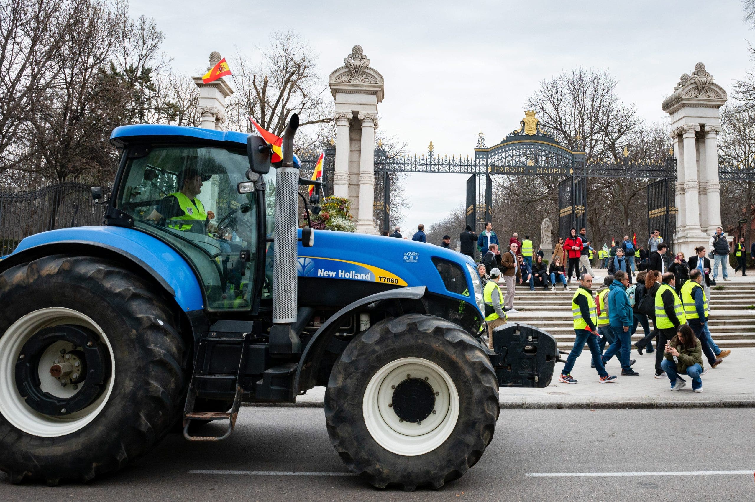 Farmers plan fresh protests in Spain as they plot to block border with France with their tractors [Video]