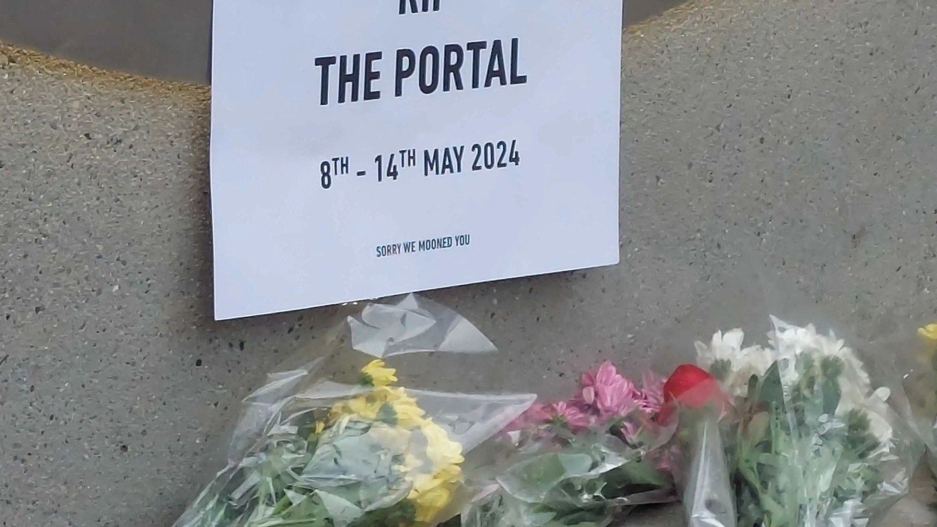 ‘Sorry we mooned you’ – Floral tributes lain at foot of Dublin portal during ‘special funeral’ after livestream shut off [Video]