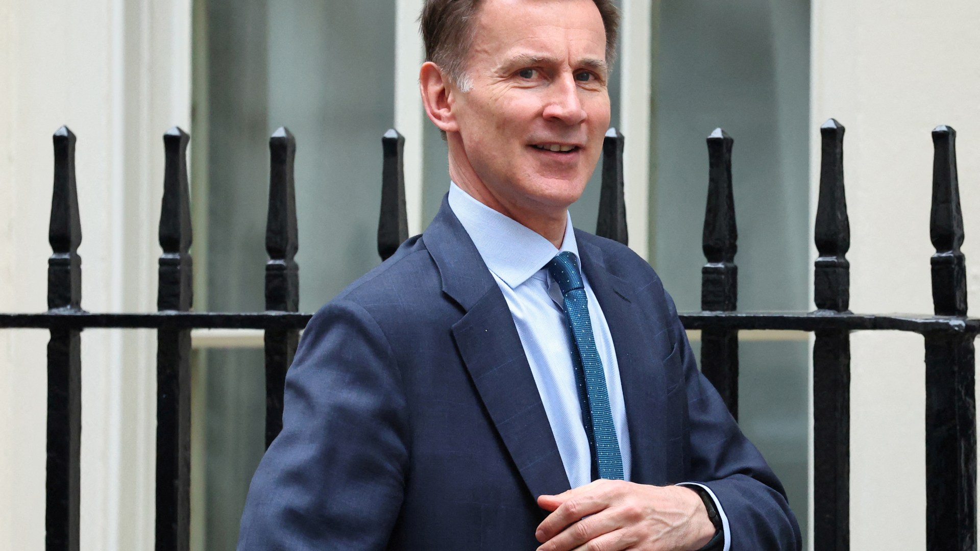 Starmer will help himself to your wallet, Hunt warns as he promises more tax cuts [Video]