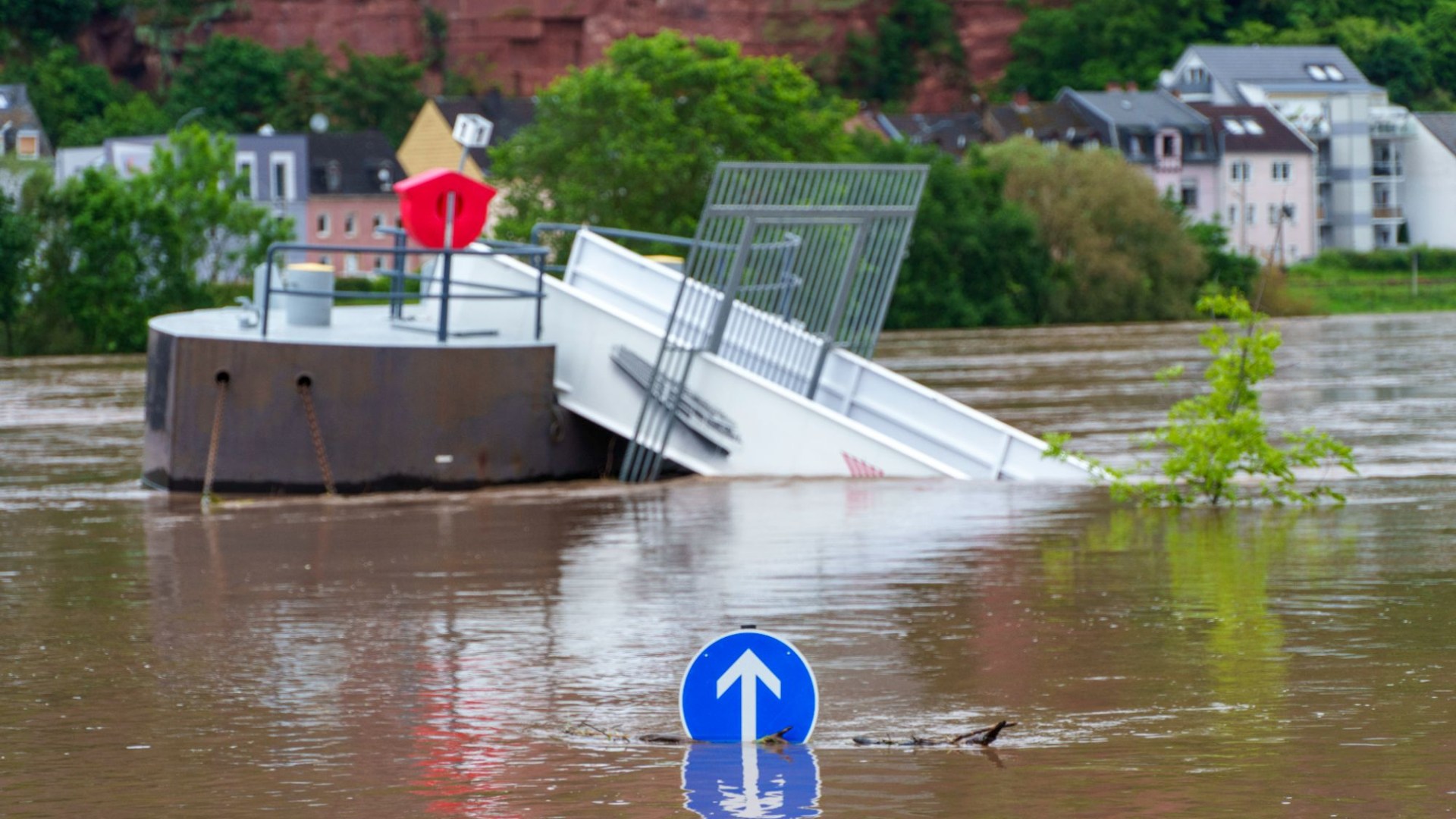 Devastating floods sweep German town turning roads into rivers as city sends out emergency alerts after heavy rain [Video]