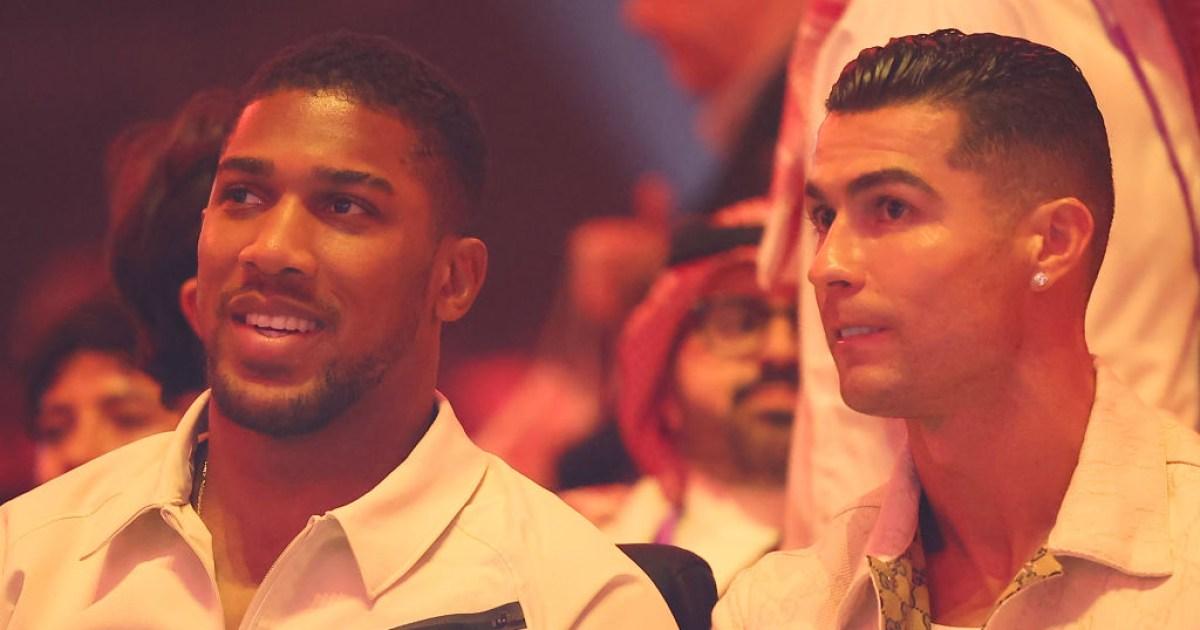 Anthony Joshua sits beside Cristiano Ronaldo to watch Fury vs Usyk [Video]