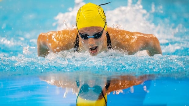 Summer McIntosh posts world-leading time in 200m butterfly at Canadian swim trials [Video]