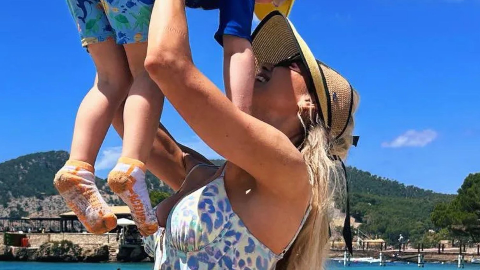 Rosanna Davison shares ‘reality’ of beach day with family as fans joke she’ll have ‘kid shaped tan lines’ [Video]