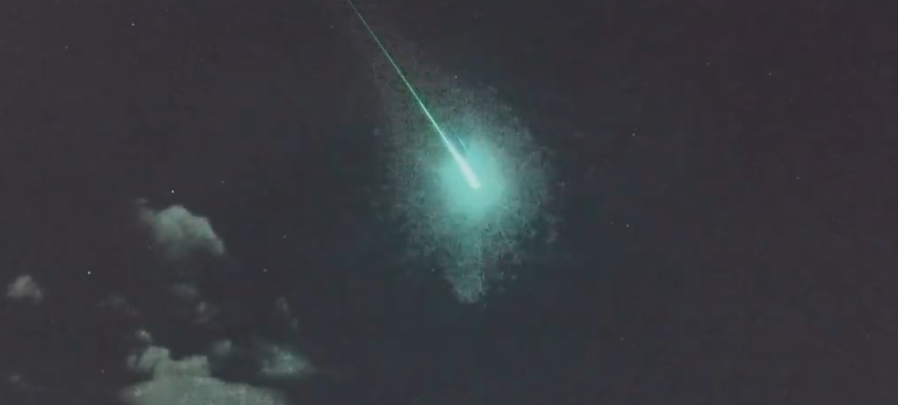 Stunning meteor lights up the sky over Europe [Video]