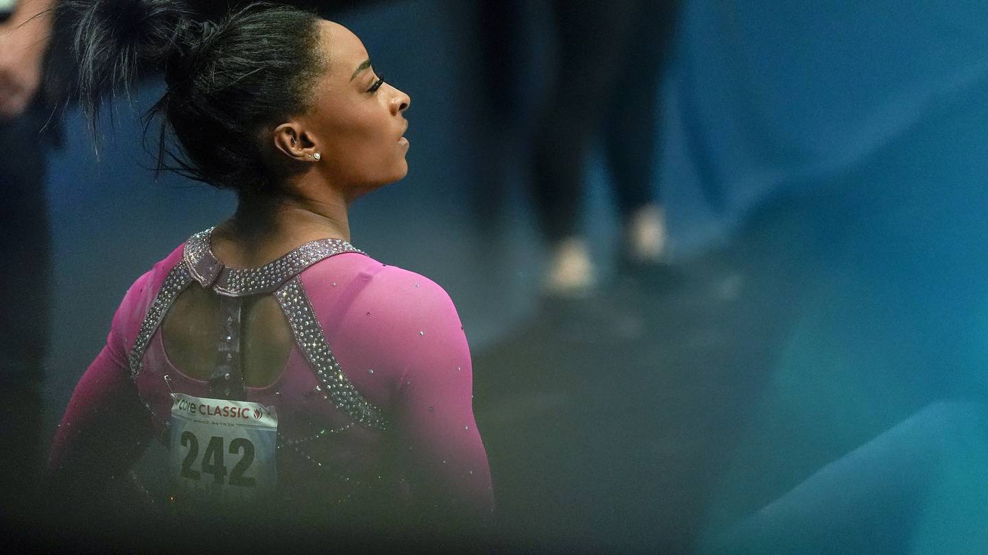 Simone Biles shines in return while Gabby Douglas scratches after a shaky start at the U.S. Classic  WHIO TV 7 and WHIO Radio [Video]