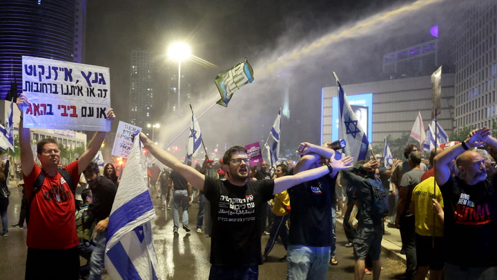 Water cannon used to disperse anti-government protesters in Tel Aviv | News [Video]