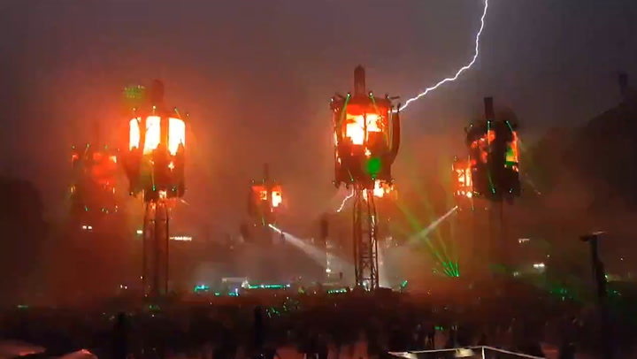 Lightning strikes during Metallica concert in Munich | Culture [Video]