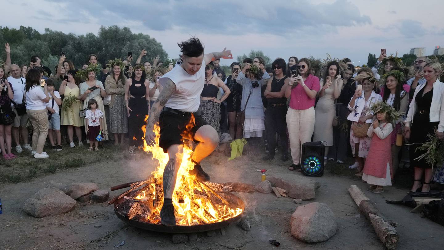Ukrainians in Warsaw jump over a bonfire, float braids to celebrate solstice custom away from home  WPXI [Video]