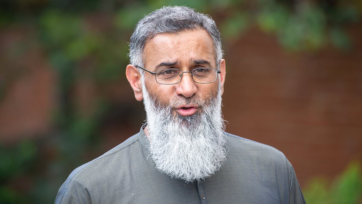 Dramatic moment police break down Anjem Choudary’s door: Footage shows Islamist preacher, 57, being arrested as he faces life in jail after being convicted of directing a terrorist organisation [Video]
