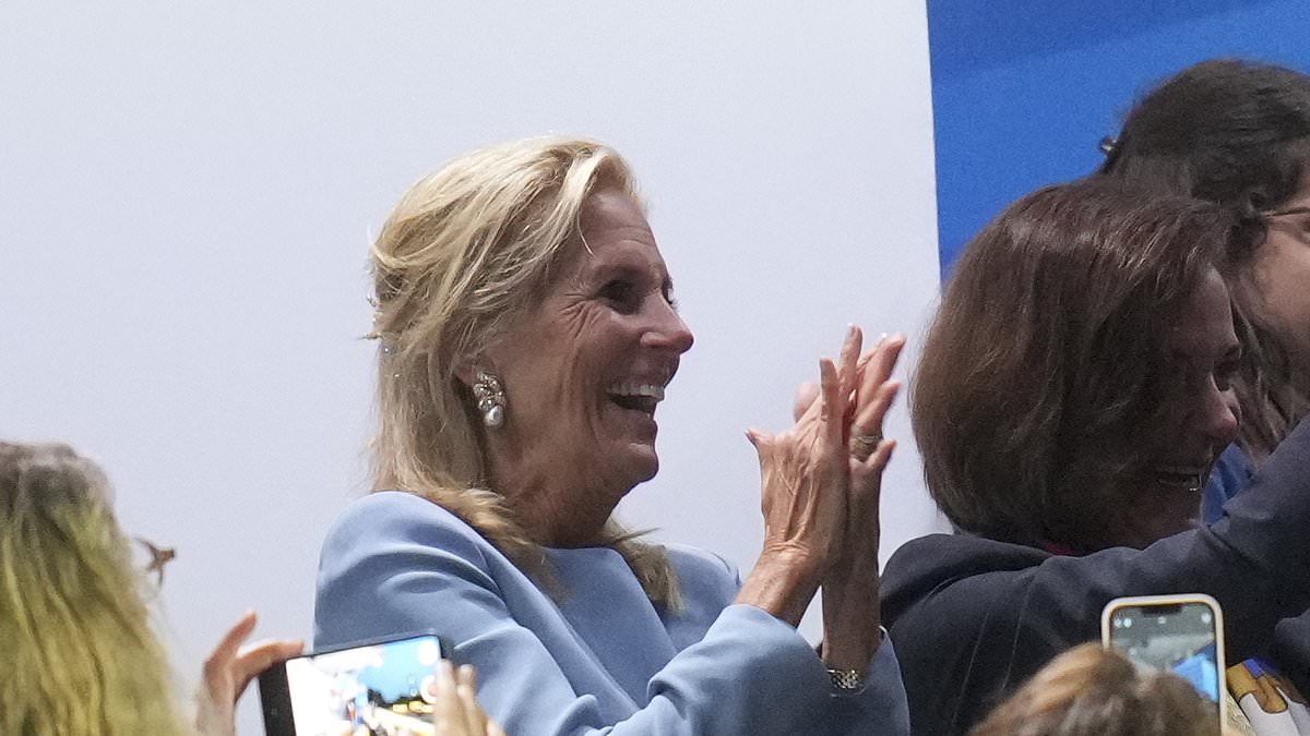 Jill Biden braves the rain and gets a hug from Emanuel Macron at the 2024 Olympics opening ceremony in Paris [Video]